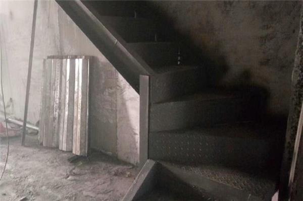 如何在不破壞建筑結(jié)構(gòu)的前提下拆除混泥土樓梯？