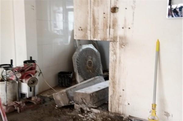 拆除混凝土樓梯的方法。