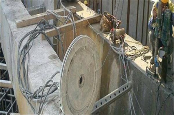 混凝土墻體靜力拆除的施工方法。