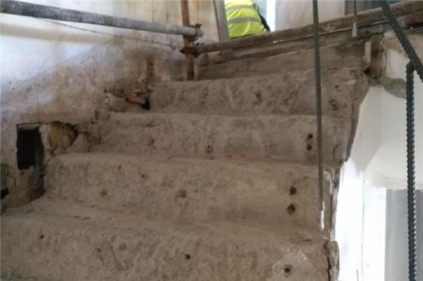 怎么剔鑿跑模的混凝土墻？