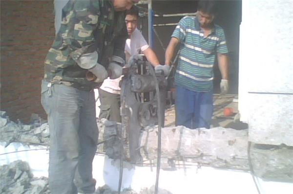 如何拆除混凝土樓梯？