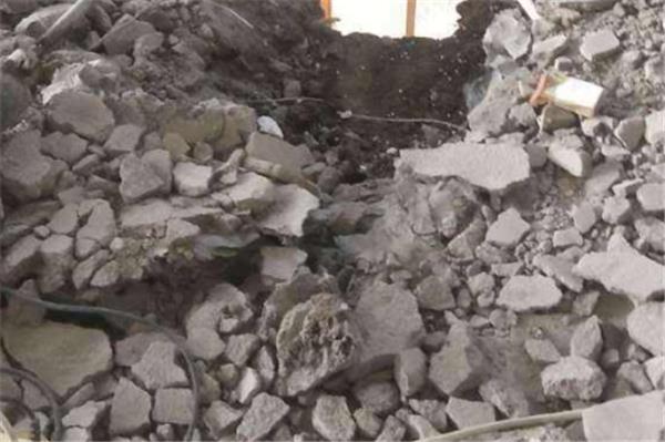 拆除水泥地面的方法。