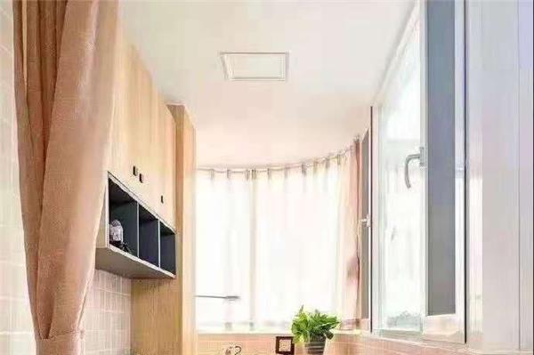 陽臺的面積特別小，想把它直接做成客廳的一部分，應該如何設計呢？