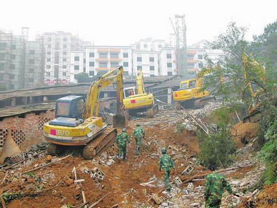 建筑拆除施工，使用鉤機(jī)拆除樓房的方法