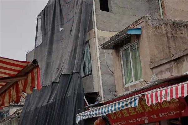 業(yè)主偷偷給危房“加固”？執(zhí)法人員：違法加蓋，必須拆！