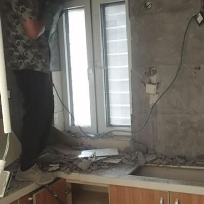 砸墻磚，砸地磚