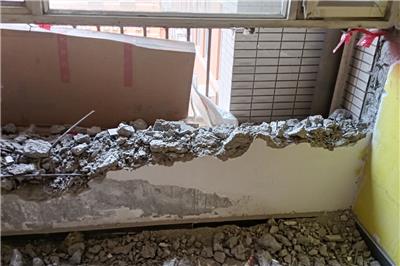 臥室和陽(yáng)臺(tái)之間有一個(gè)十公分厚的混凝土墻，可以拆除嗎？