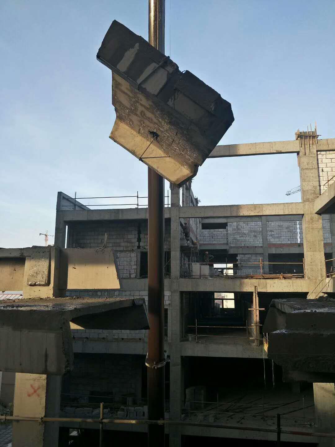 樓宇降層拆除是一種特殊的施工技術(shù)，通過拆除樓宇的上部結(jié)構(gòu)，將其降低到原有的高度之下，混凝土切割拆除