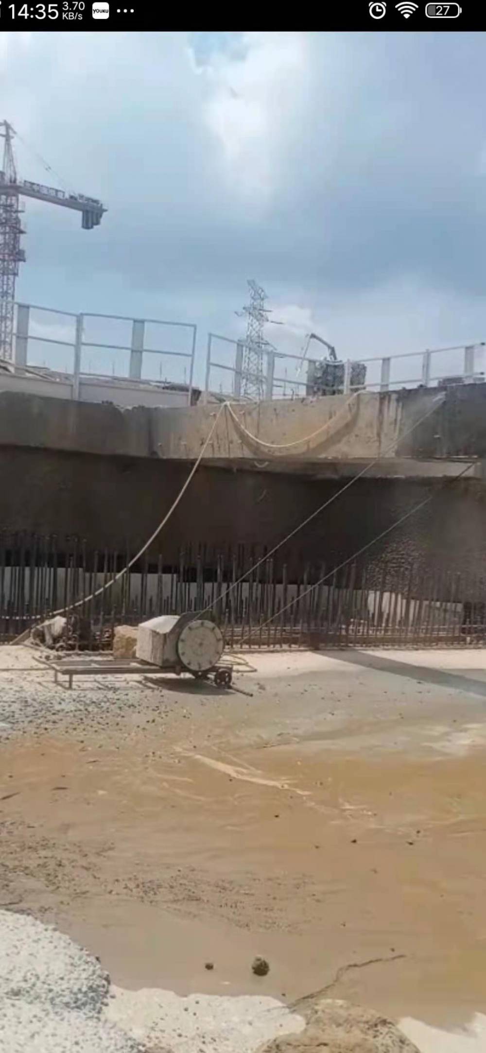 混凝土切割拆除方法混凝土是一種常見的建筑材料，常用于房屋、橋梁和道路等建筑工程中。  然而，在一些情況下，混凝土需要進(jìn)行切割拆除，以修復(fù)損壞部分、更換設(shè)備、安裝管道或進(jìn)行改造