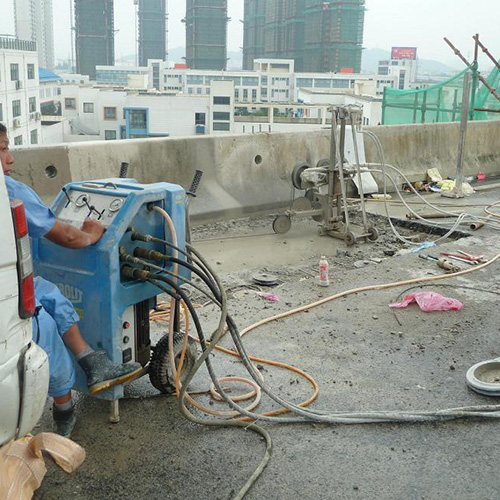 專業(yè)、高效、安全在建筑撤除行業(yè)，樓板繩鋸切割拆除是一項(xiàng)非常重要的技術(shù)，它涉及到建筑結(jié)構(gòu)的改造、維修以及拆除等多個(gè)方面