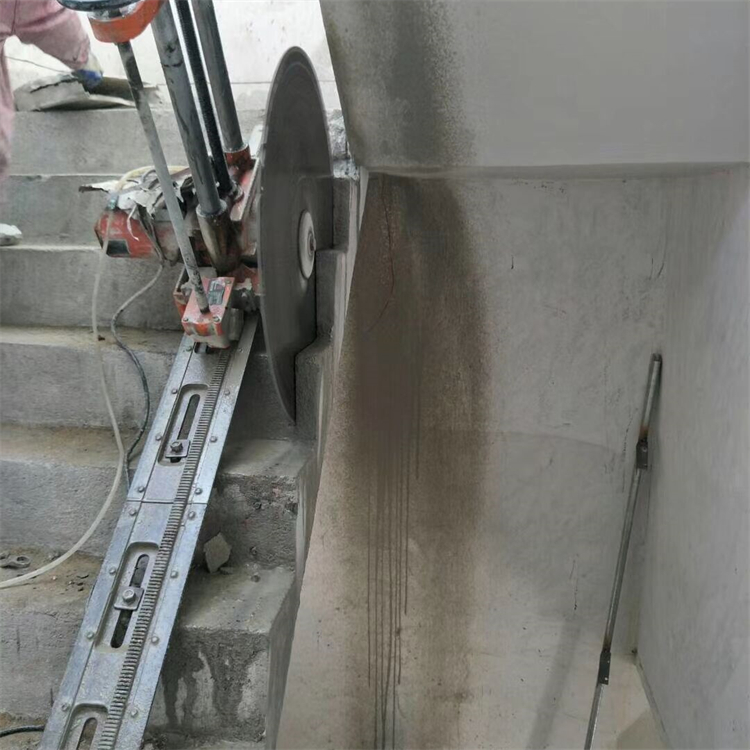 鋼筋混凝土墻切割拆除詳細操作步驟 在建筑工程中，有時需要對鋼筋混凝土墻進行切割拆除。這項工作需要專業(yè)的技術(shù)和設(shè)備，以確保安全和效率。