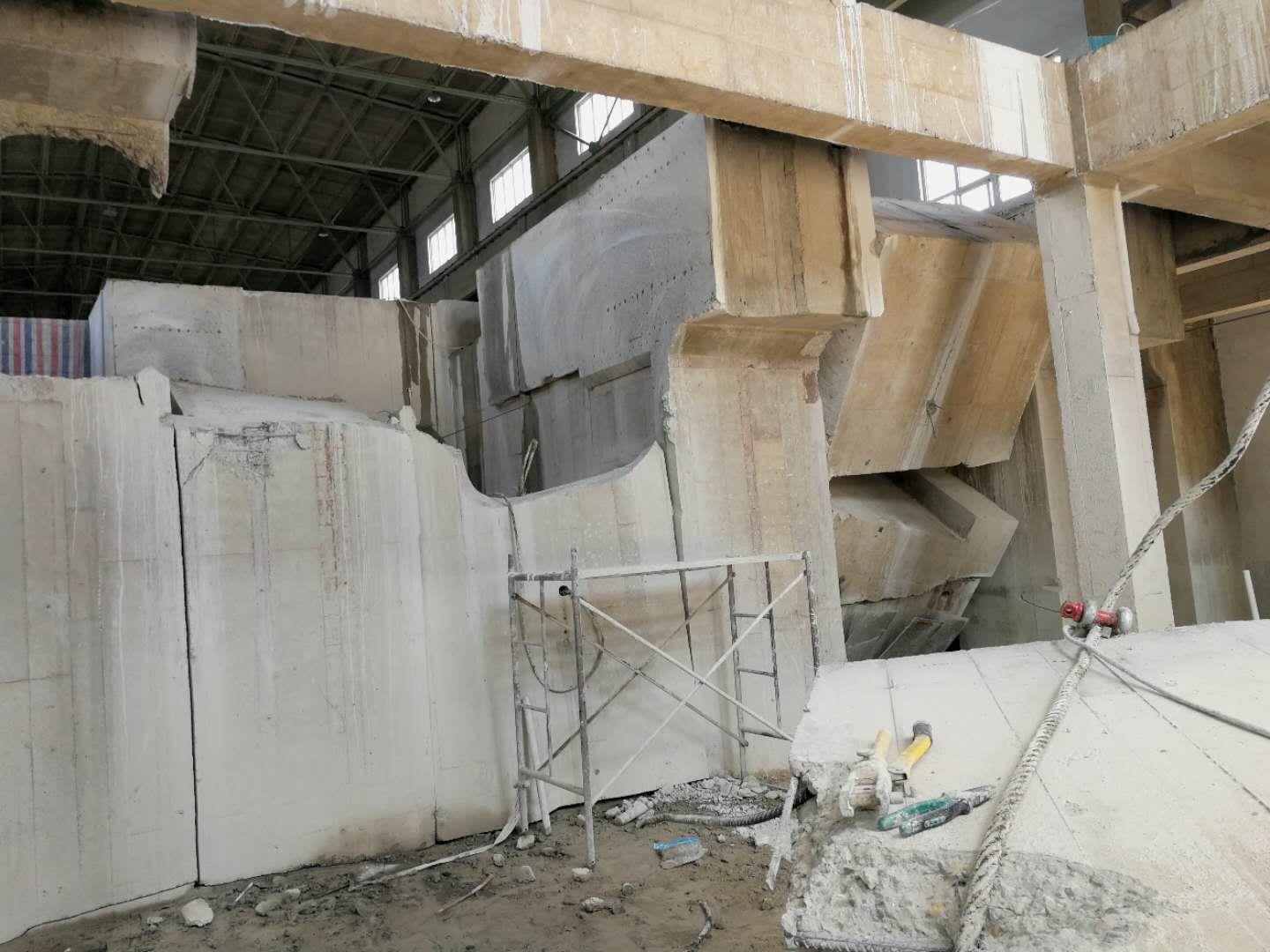 混凝土墻體拆除涉及多種方法，包括爆破、機(jī)械、靜態(tài)和切割拆除